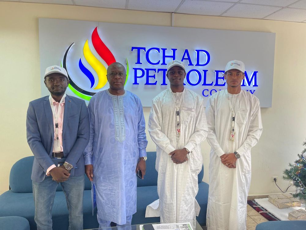 Membres de la Prépa JBS reçus dans les locaux de Tchad Petroleum Company, devant le logo de l'entreprise